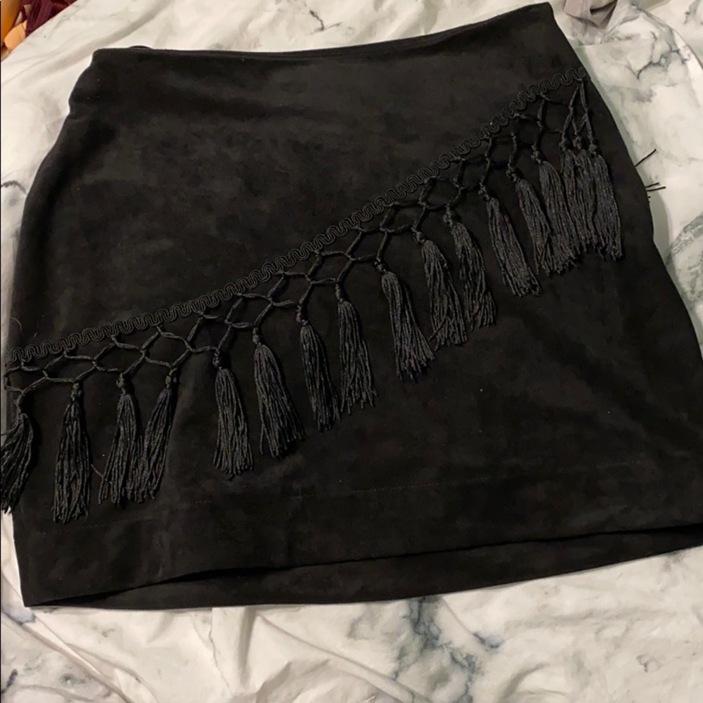Suede skirt with tassels